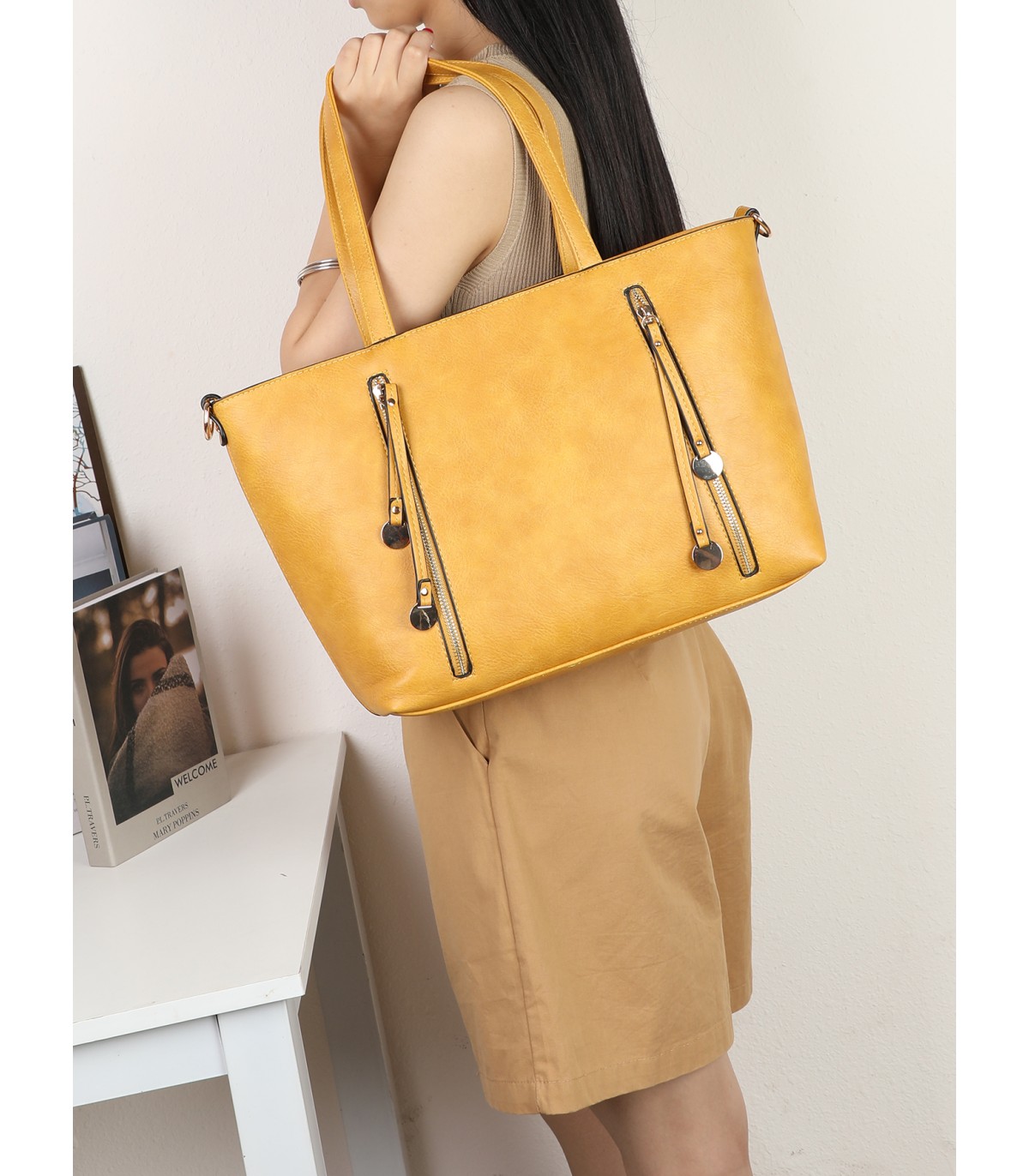 7848 - Bolso de hombro con borlas decorativas