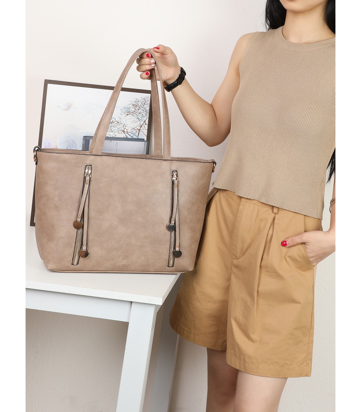 7848 - Bolso de hombro con borlas decorativas