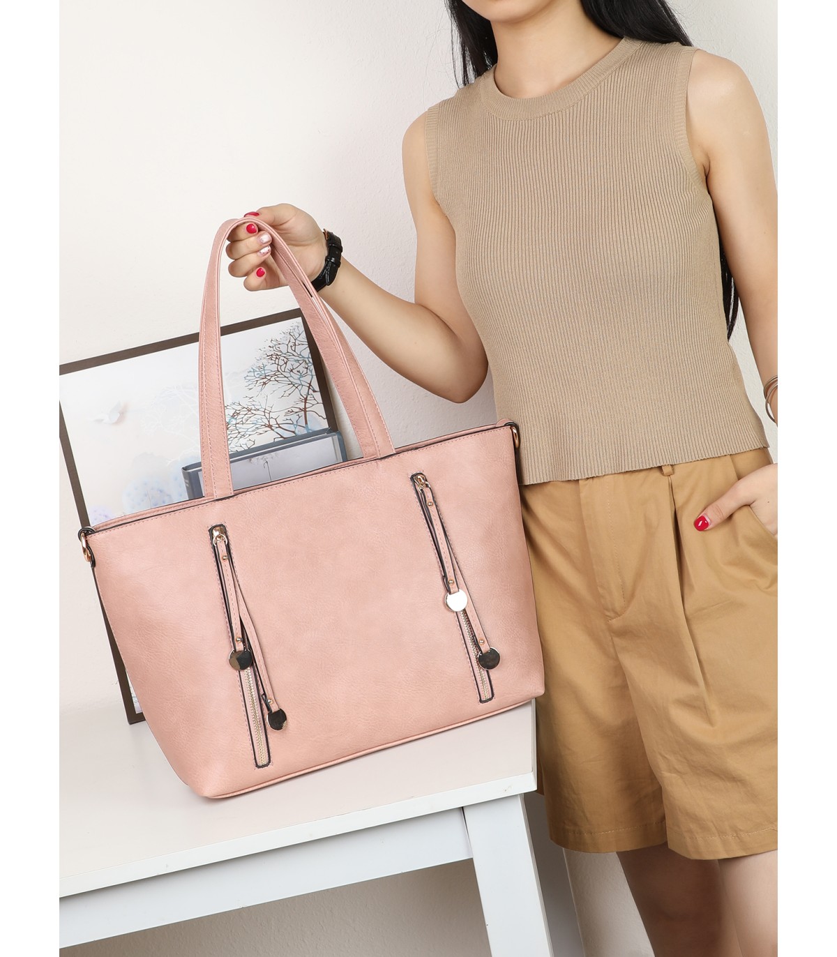7848 - Bolso de hombro con borlas decorativas