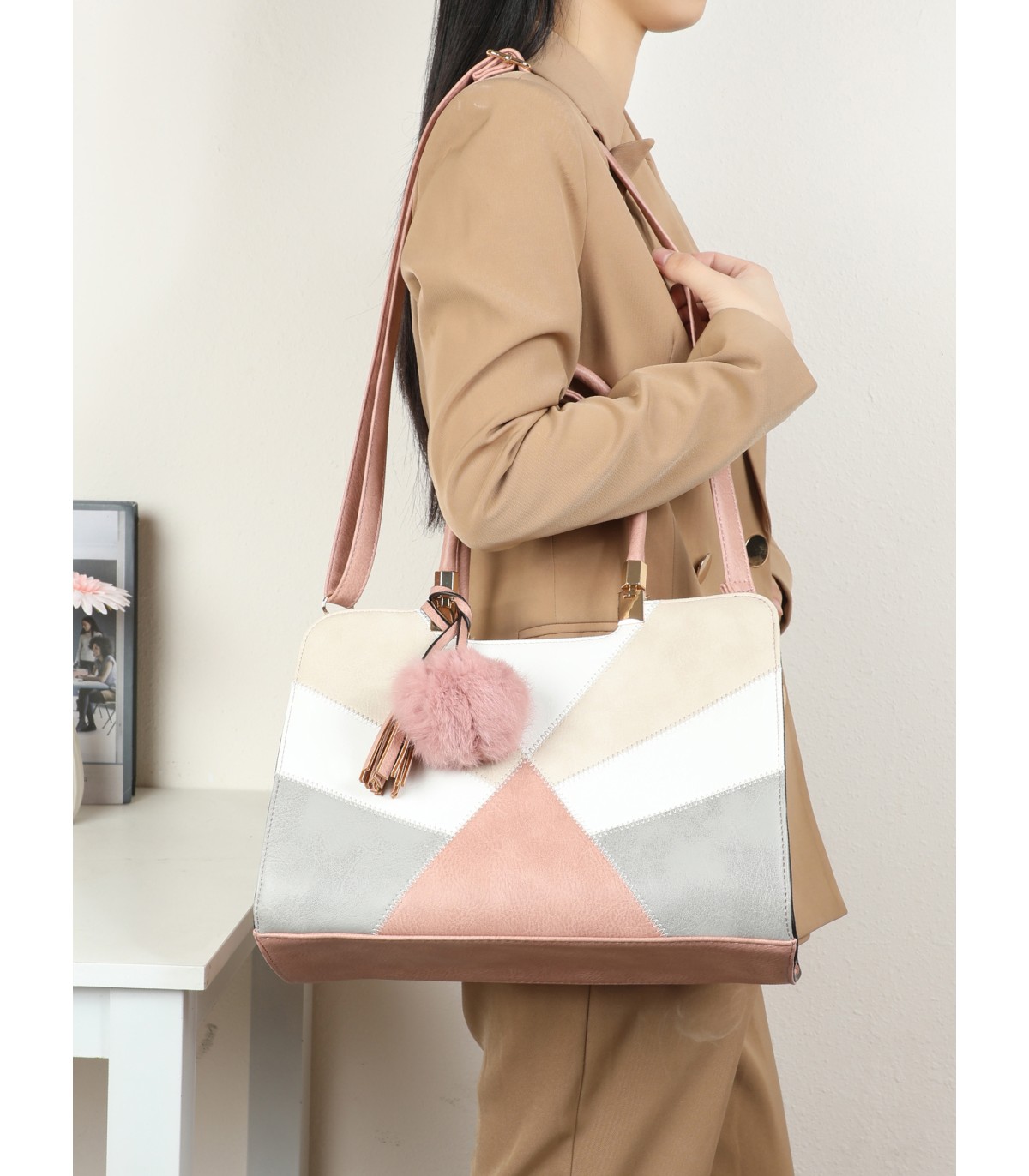 T10163 - Bolso de hombro con pompón y estilo triangular