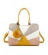 T10163 - Bolso de hombro con pompón y estilo triangular