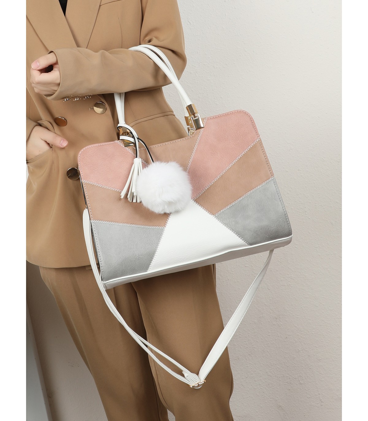 T10163 - Bolso de hombro con pompón y estilo triangular