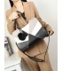 T10163 - Bolso de hombro con pompón y estilo triangular