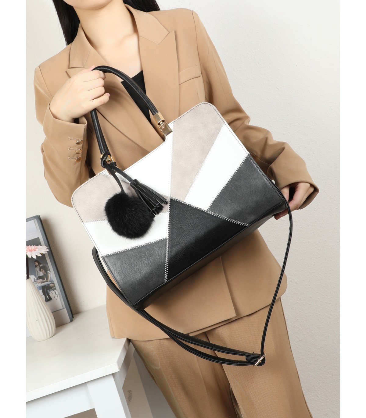T10163 - Bolso de hombro con pompón y estilo triangular