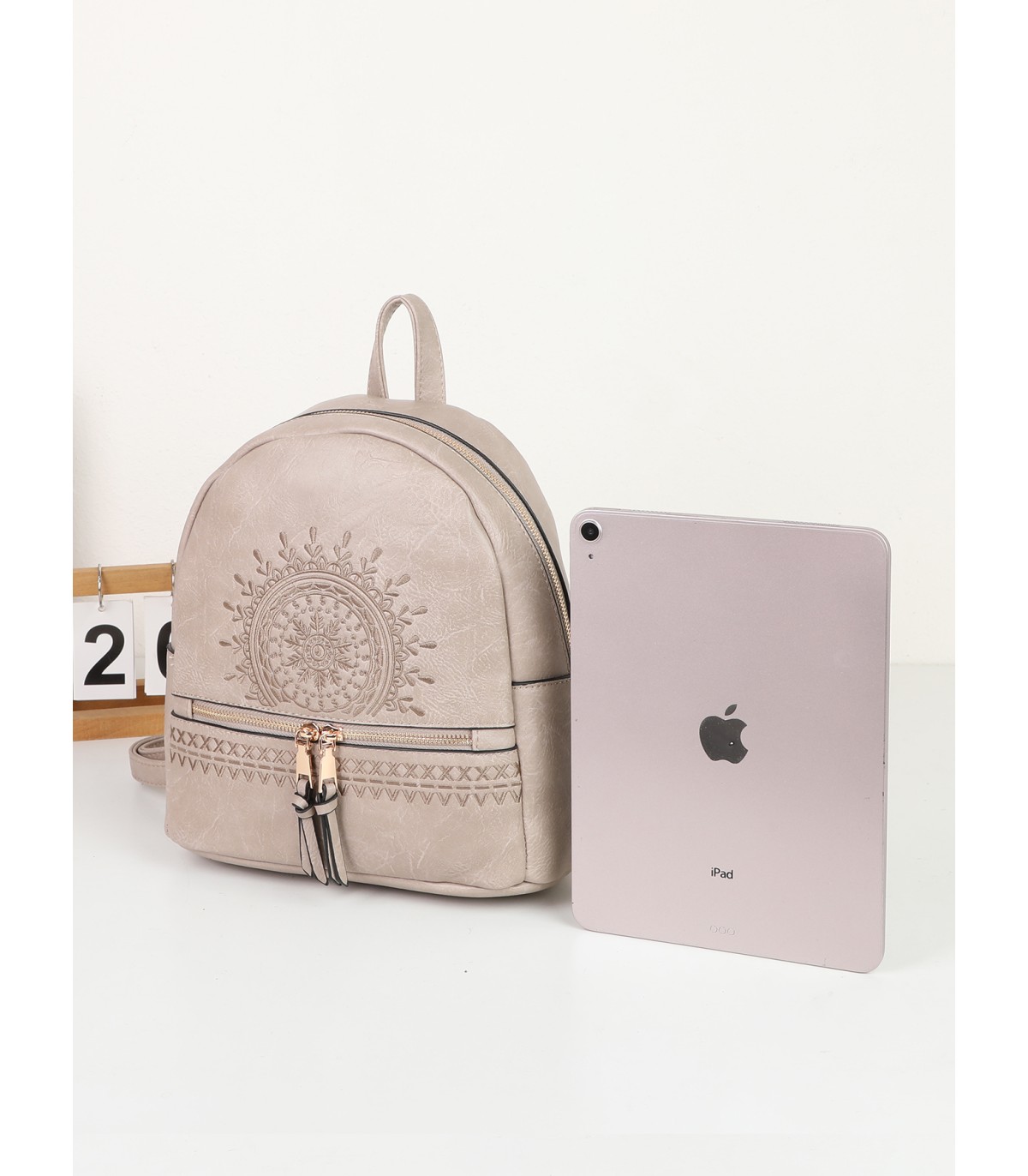 T10725 - Mochila con mandala y bolsillos frontales