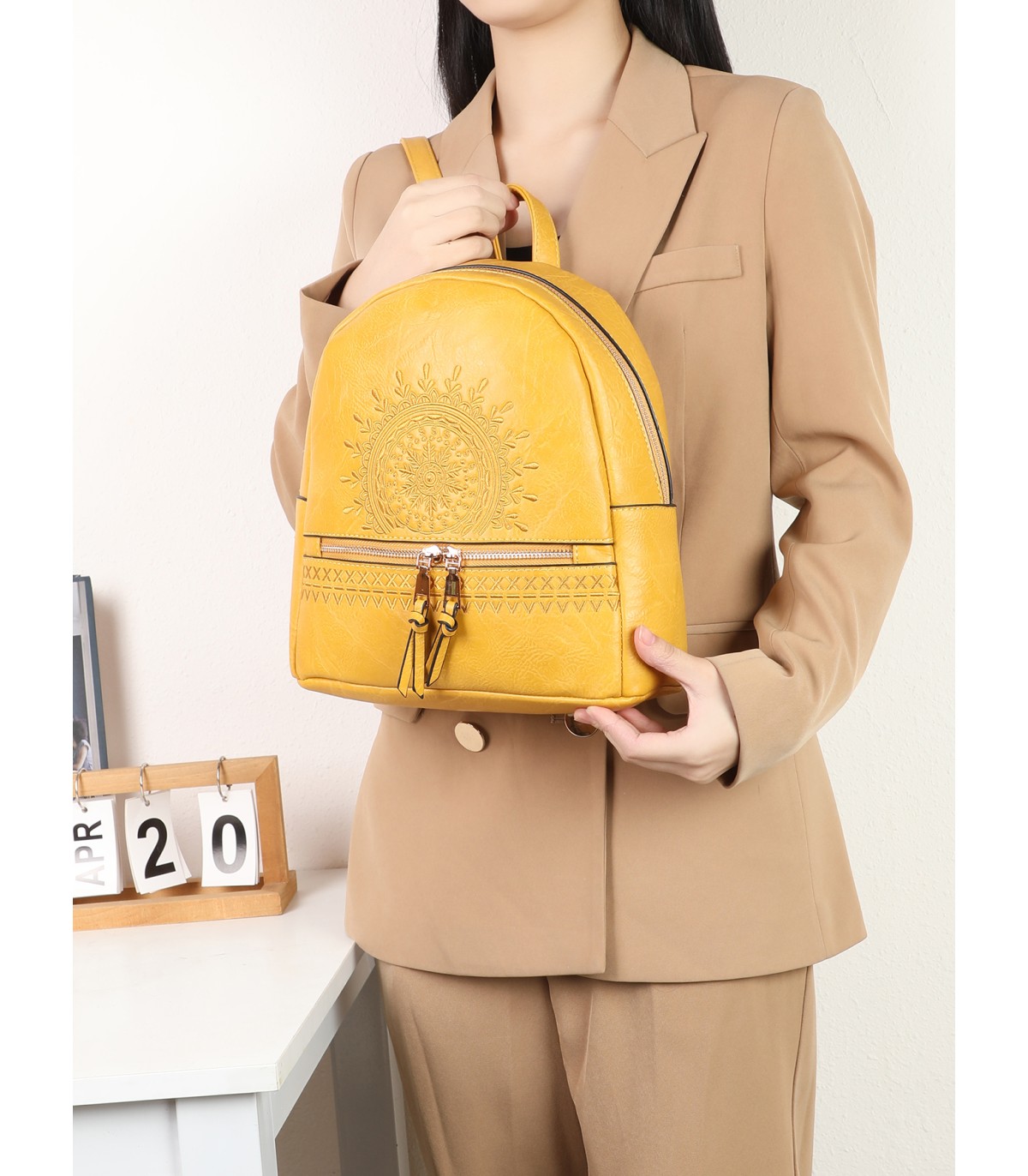 T10725 - Mochila con mandala y bolsillos frontales