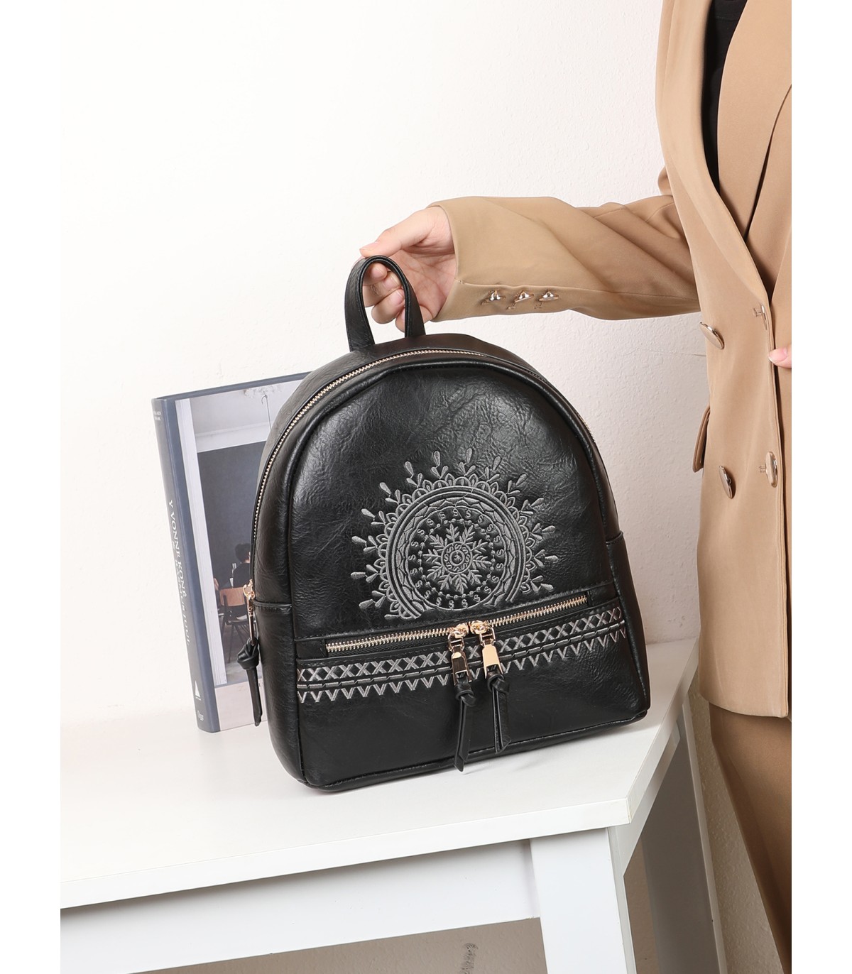 T10725 - Mochila con mandala y bolsillos frontales