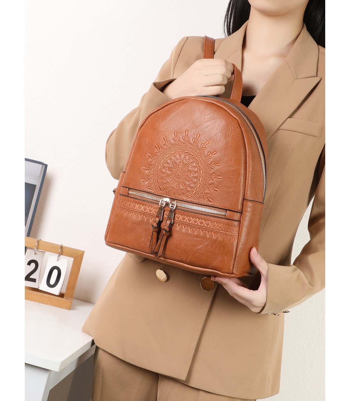 T10725 - Mochila con mandala y bolsillos frontales