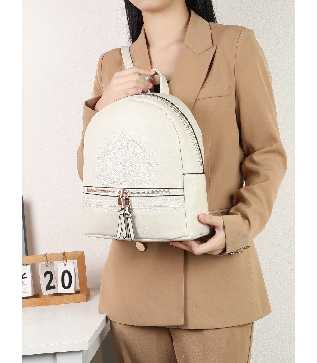 T10725 - Mochila con mandala y bolsillos frontales