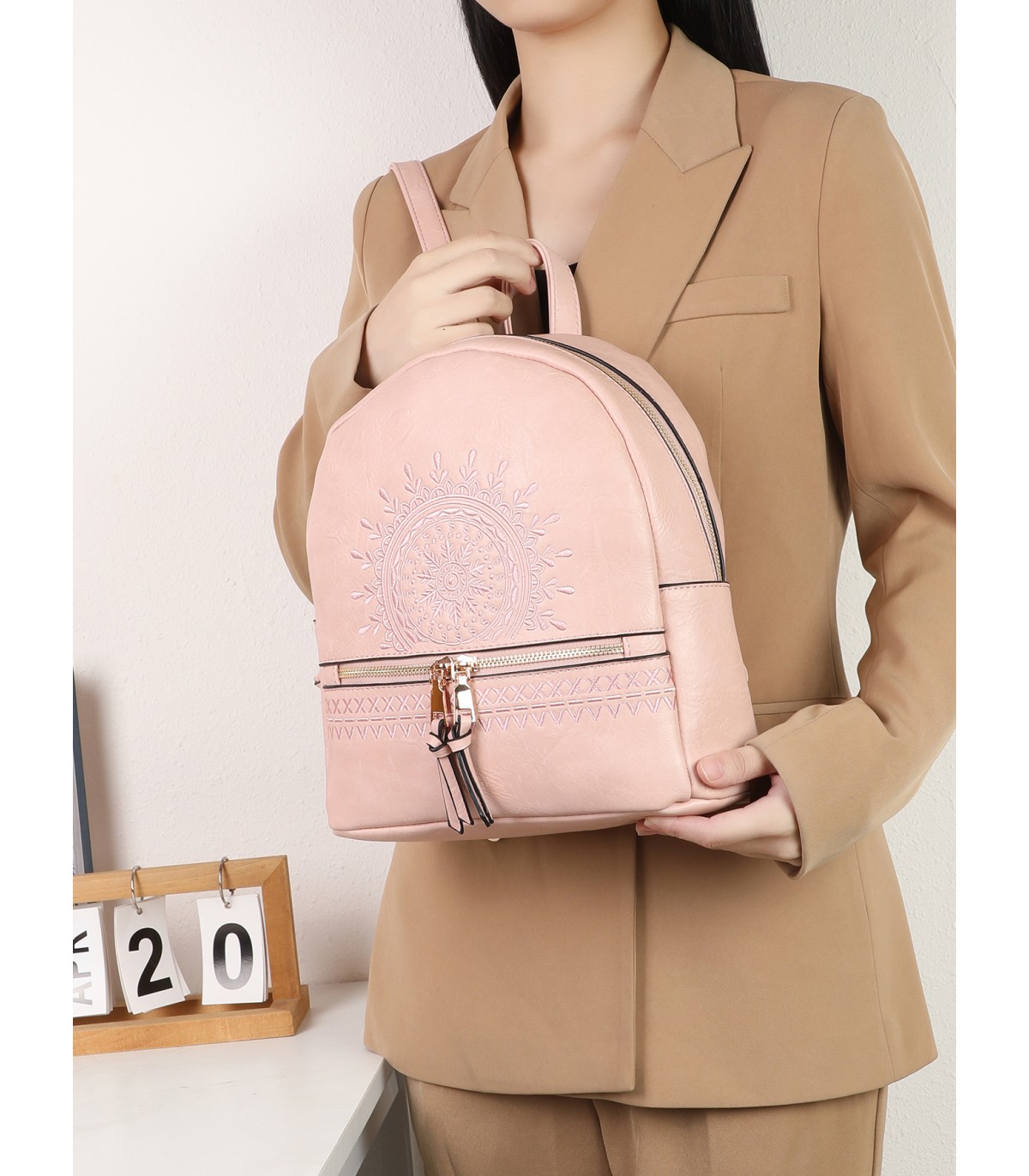 T10725 - Mochila con mandala y bolsillos frontales