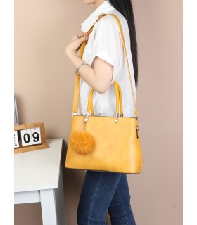 T10735 - Bolso de hombro con pompón y bandolera cierre de cremallera