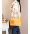 T10735 - Bolso de hombro con pompón y bandolera cierre de cremallera