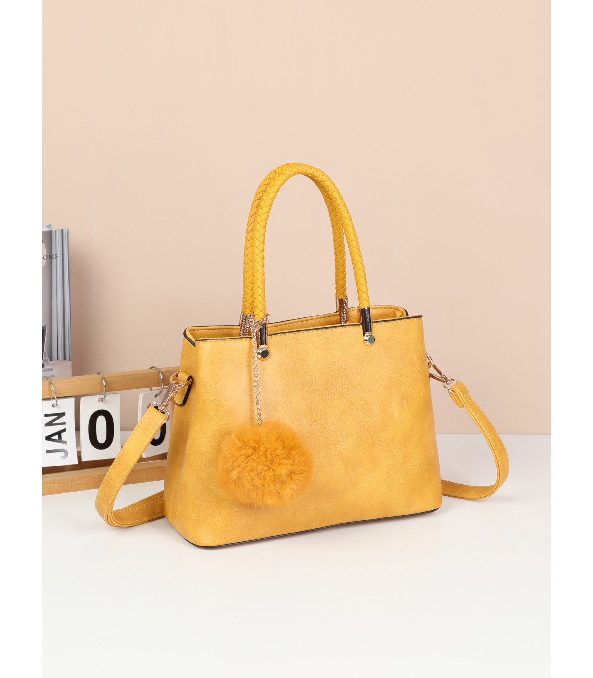T10735 - Bolso de hombro con pompón y bandolera cierre de cremallera