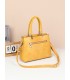 T10735 - Bolso de hombro con pompón y bandolera cierre de cremallera
