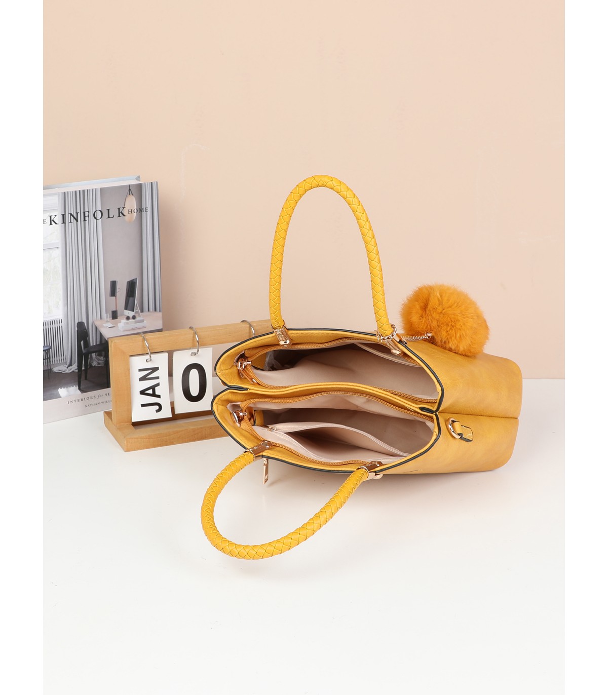 T10735 - Bolso de hombro con pompón y bandolera cierre de cremallera