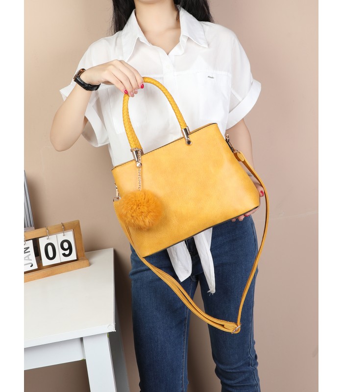 T10735 - Bolso de hombro con pompón y bandolera cierre de cremallera