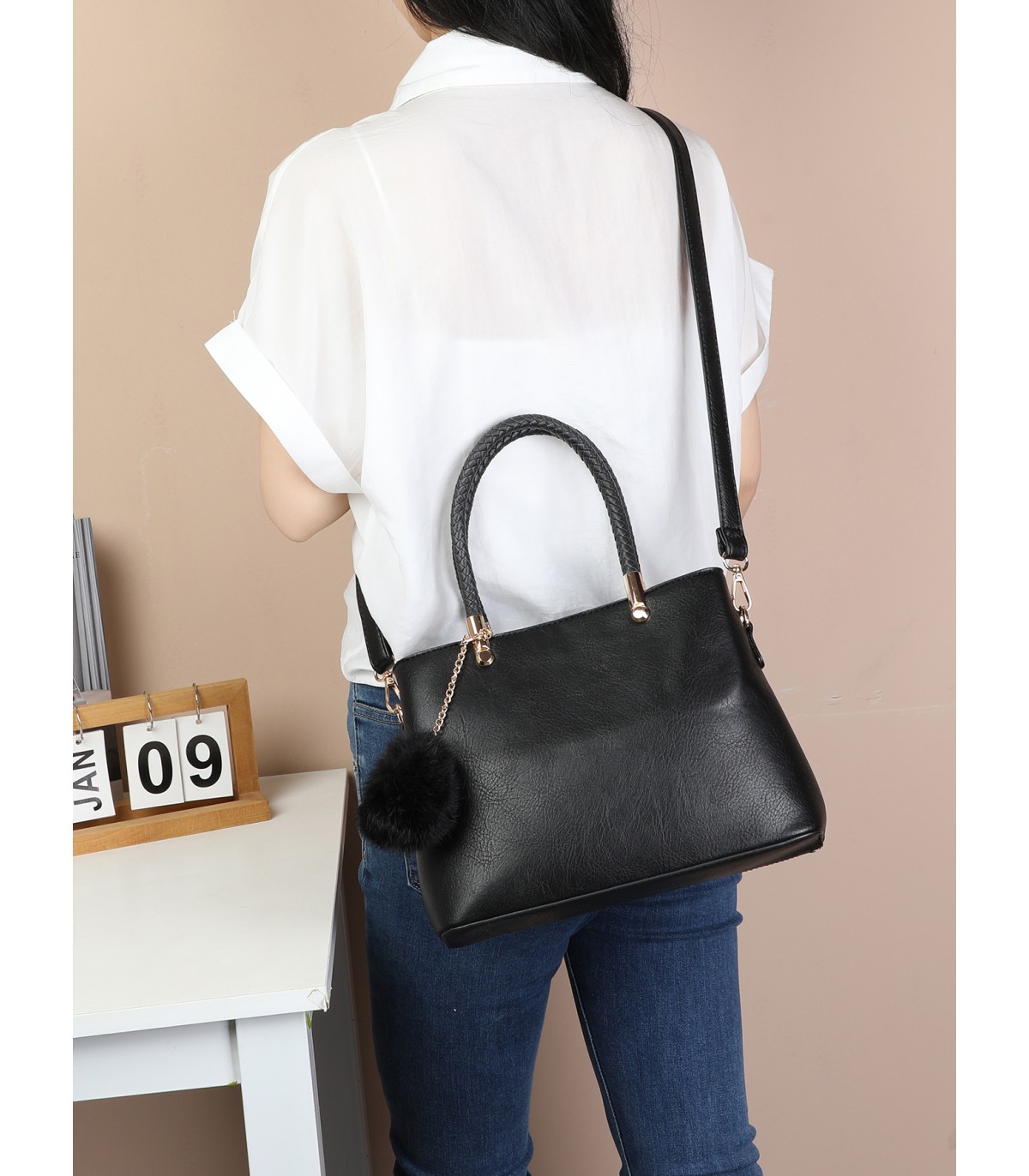 T10735 - Bolso de hombro con pompón y bandolera cierre de cremallera