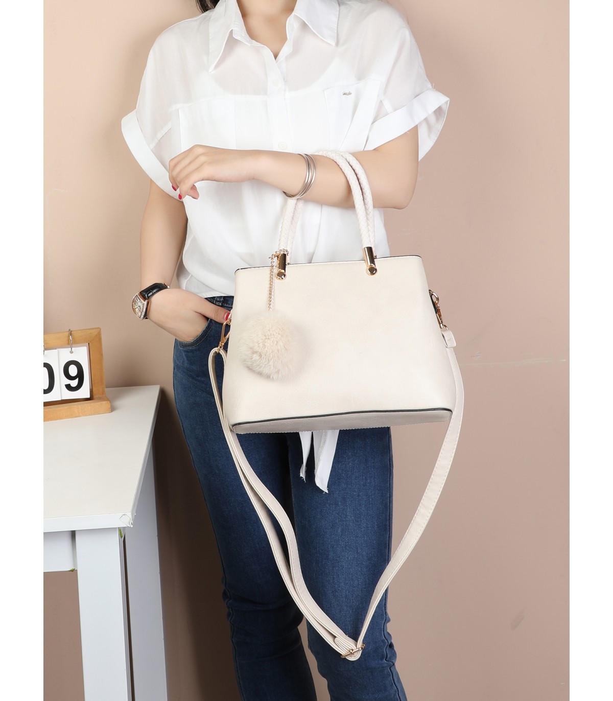T10735 - Bolso de hombro con pompón y bandolera cierre de cremallera