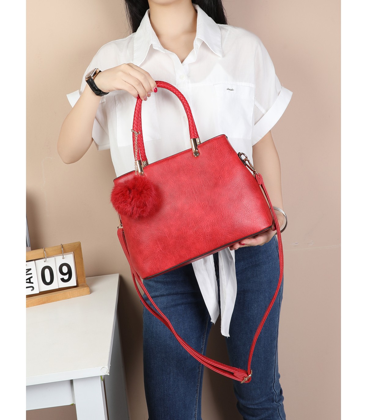 T10735 - Bolso de hombro con pompón y bandolera cierre de cremallera