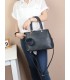 T10735 - Bolso de hombro con pompón y bandolera cierre de cremallera