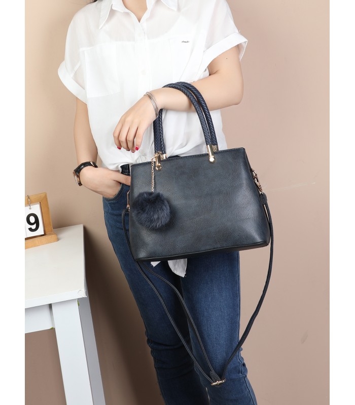 T10735 - Bolso de hombro con pompón y bandolera cierre de cremallera