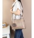 T10735 - Bolso de hombro con pompón y bandolera cierre de cremallera