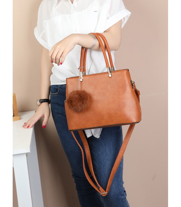 T10735 - Bolso de hombro con pompón y bandolera cierre de cremallera