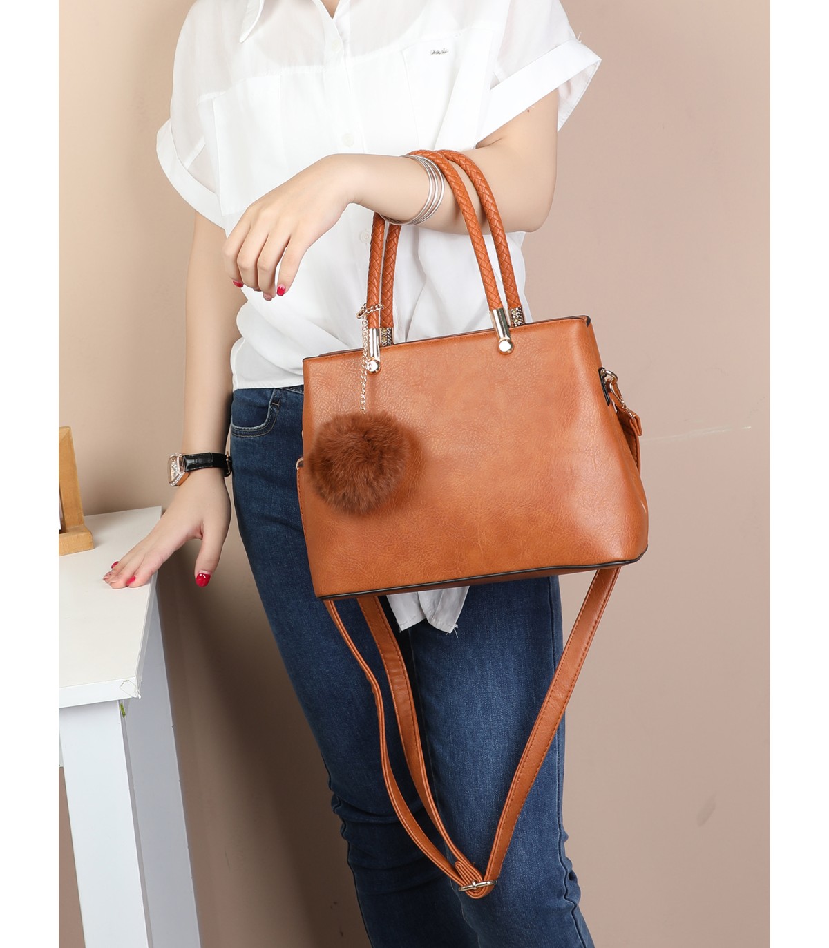 T10735 - Bolso de hombro con pompón y bandolera cierre de cremallera