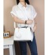 T10735 - Bolso de hombro con pompón y bandolera cierre de cremallera