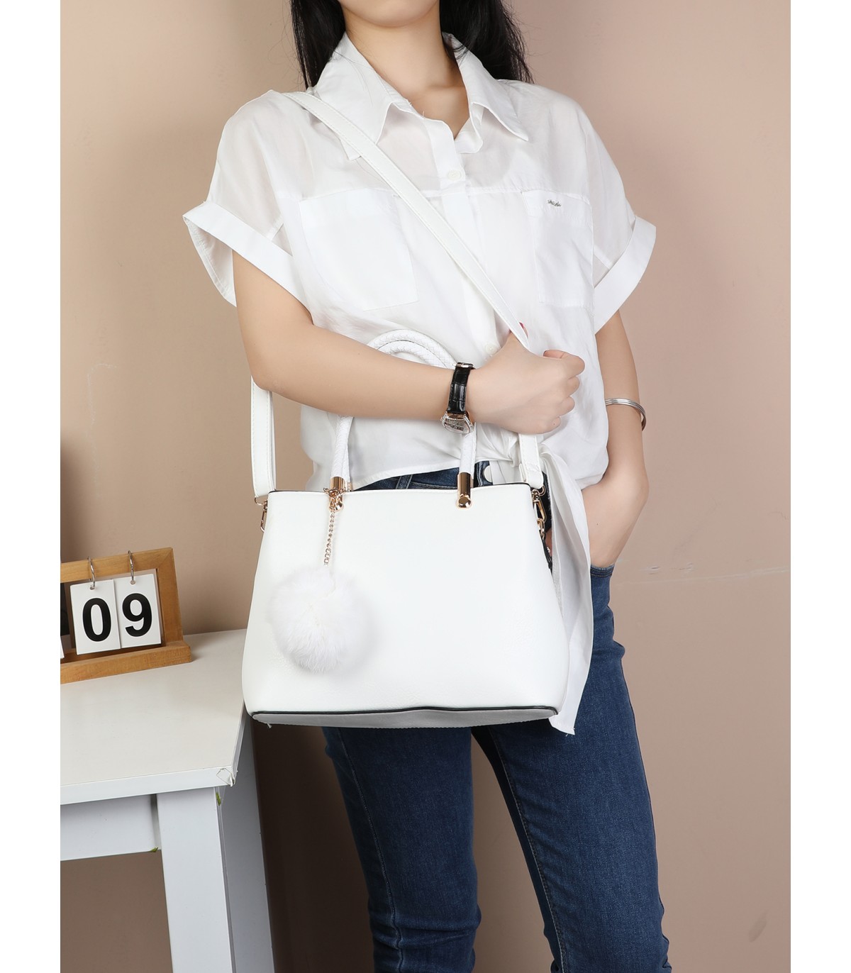 T10735 - Bolso de hombro con pompón y bandolera cierre de cremallera