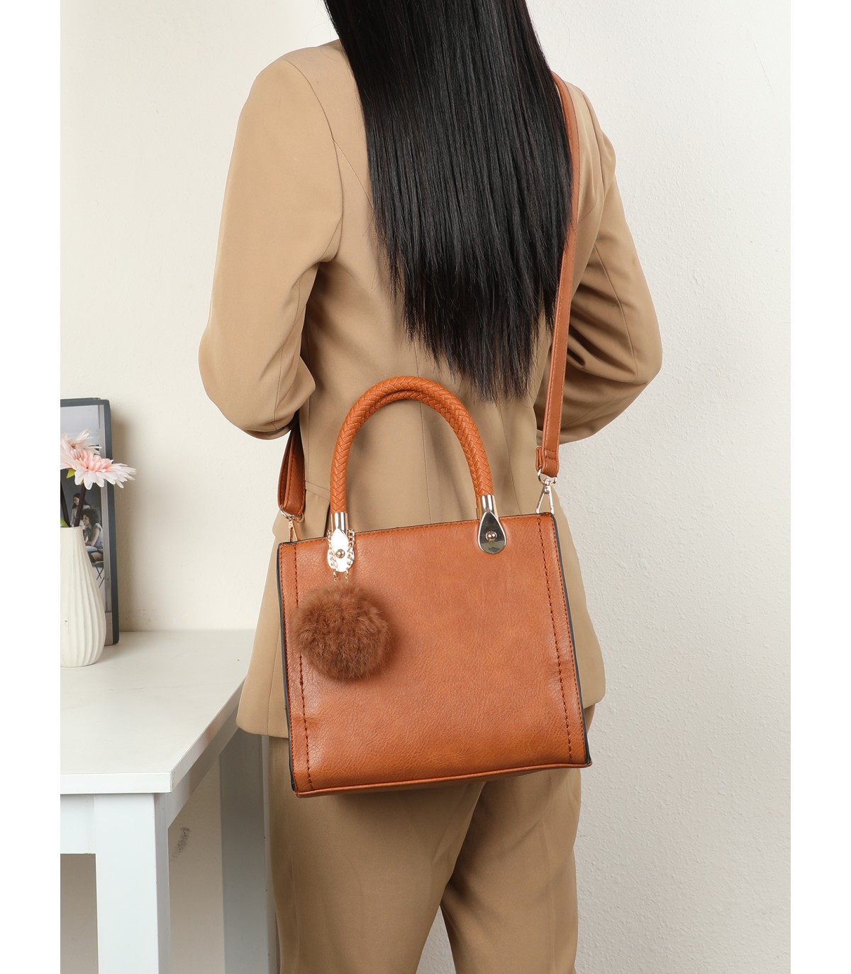 T10740 - Bolso de hombro con pompón