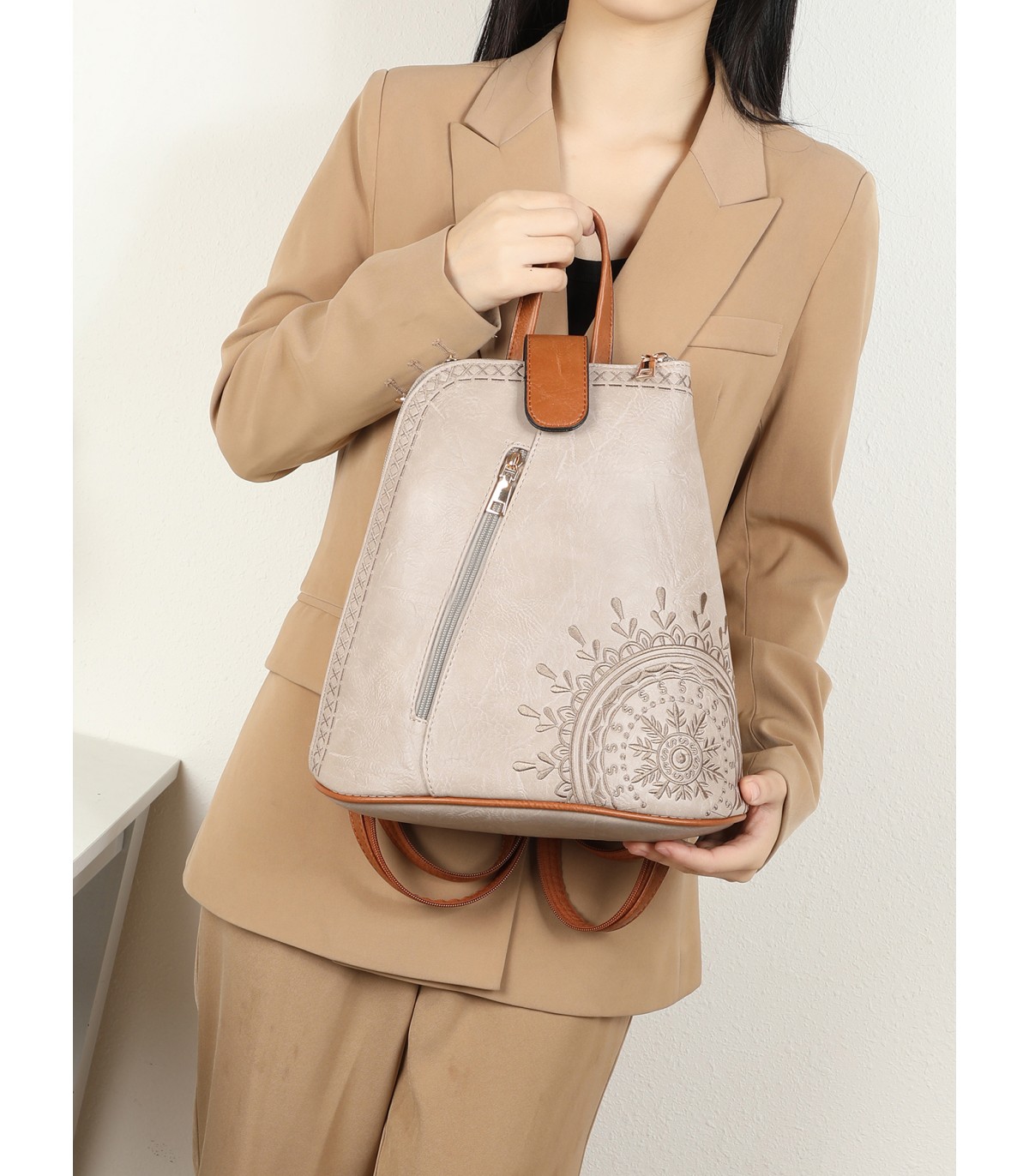 T11150 - Mochila con mandala y cuerpo cónico con bolsillo frontal