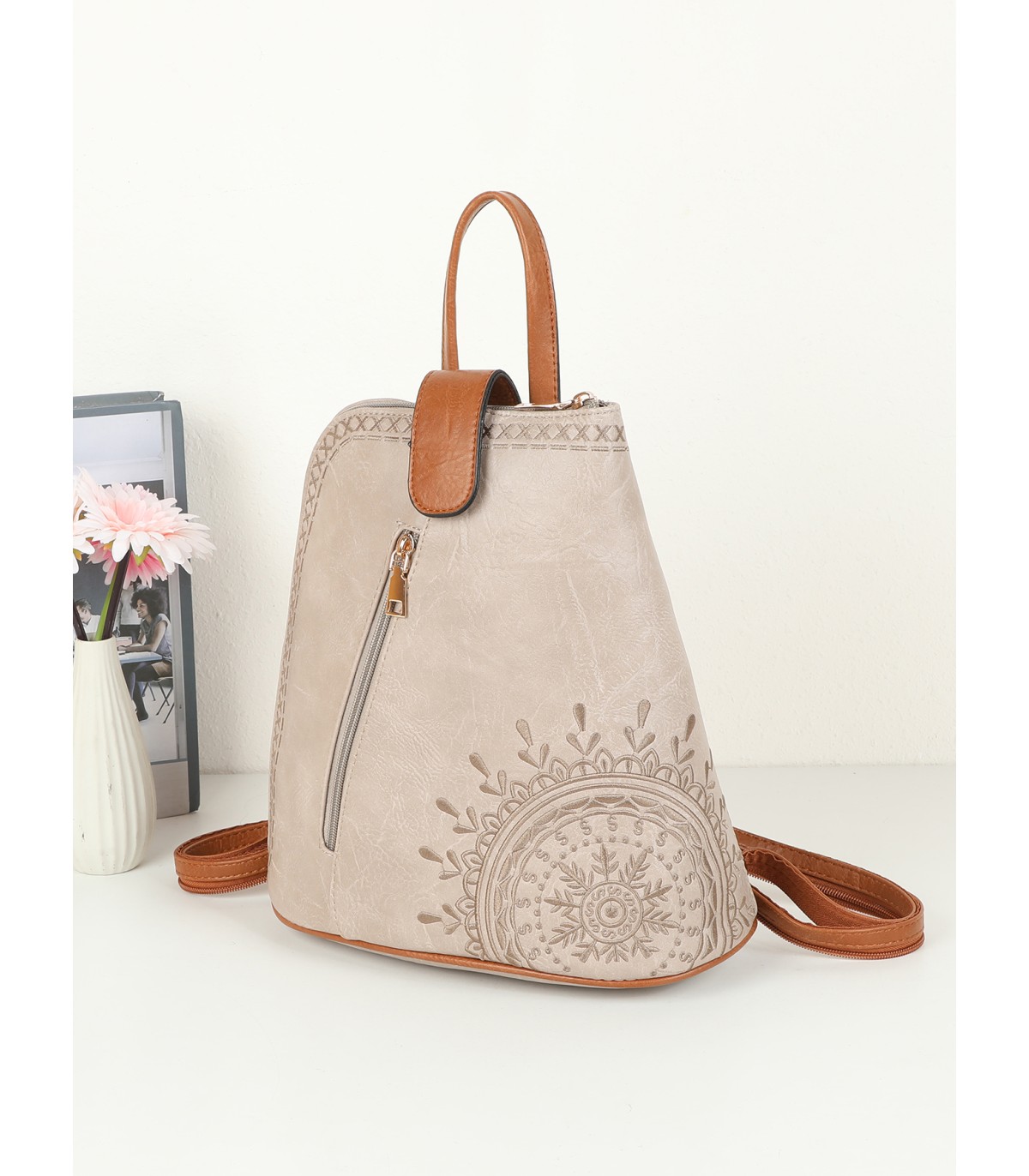 T11150 - Mochila con mandala y cuerpo cónico con bolsillo frontal