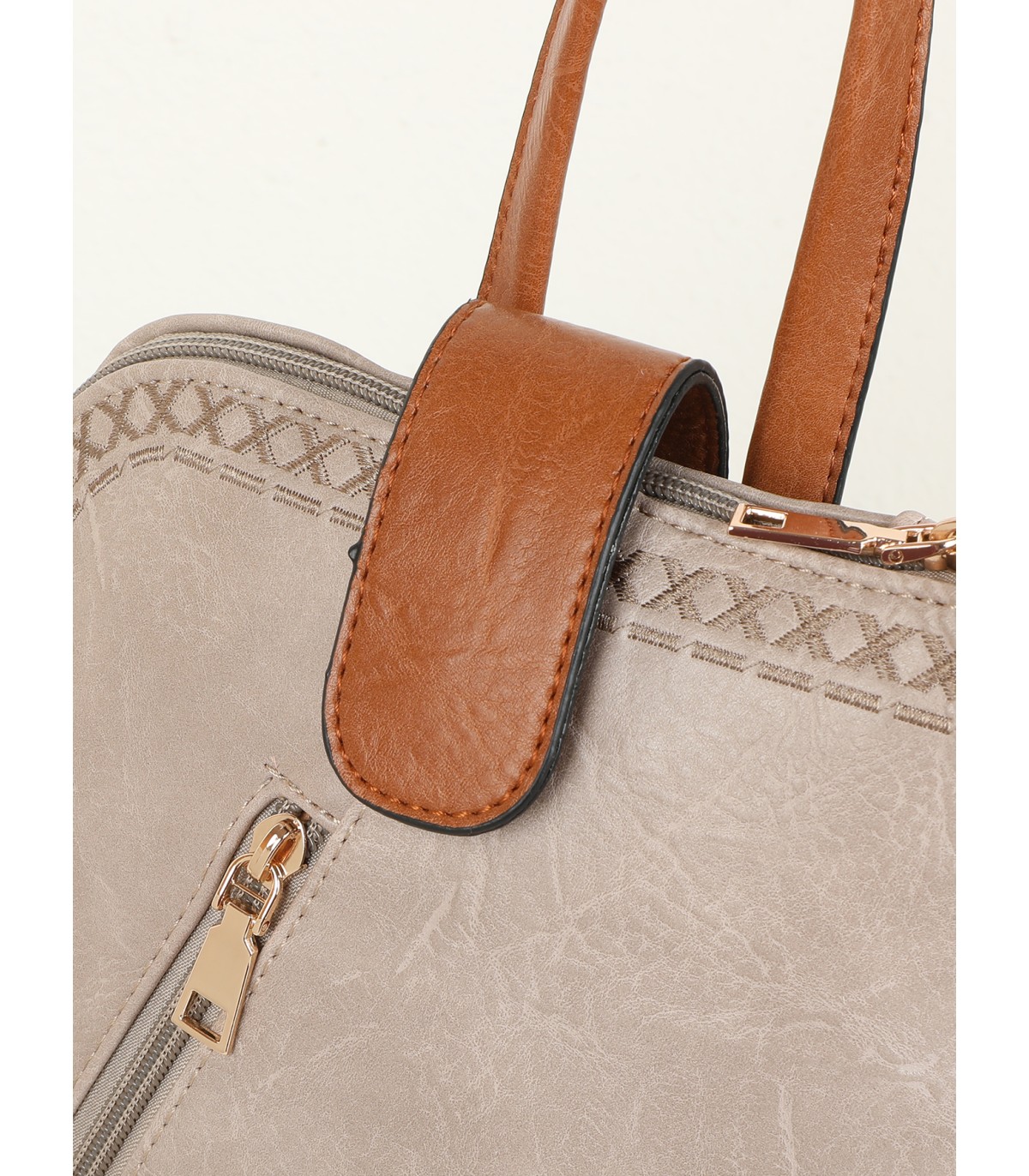 T11150 - Mochila con mandala y cuerpo cónico con bolsillo frontal