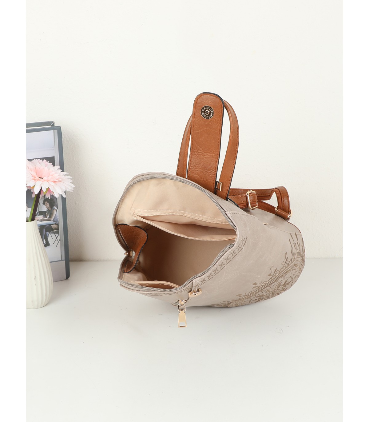 T11150 - Mochila con mandala y cuerpo cónico con bolsillo frontal