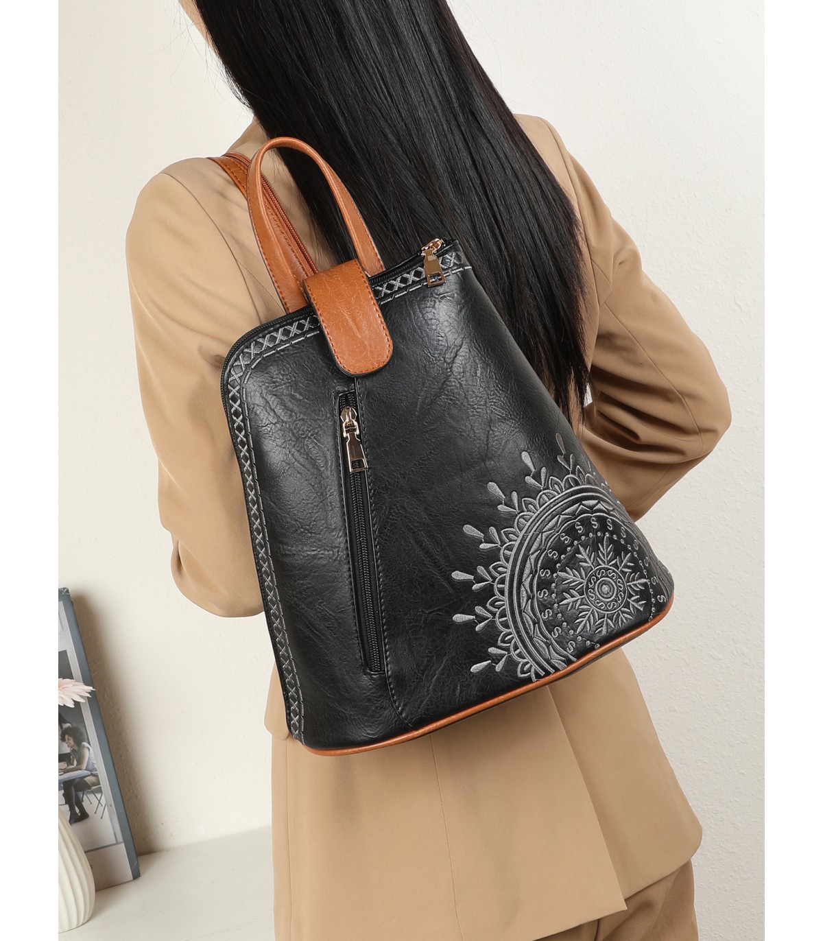 T11150 - Mochila con mandala y cuerpo cónico con bolsillo frontal
