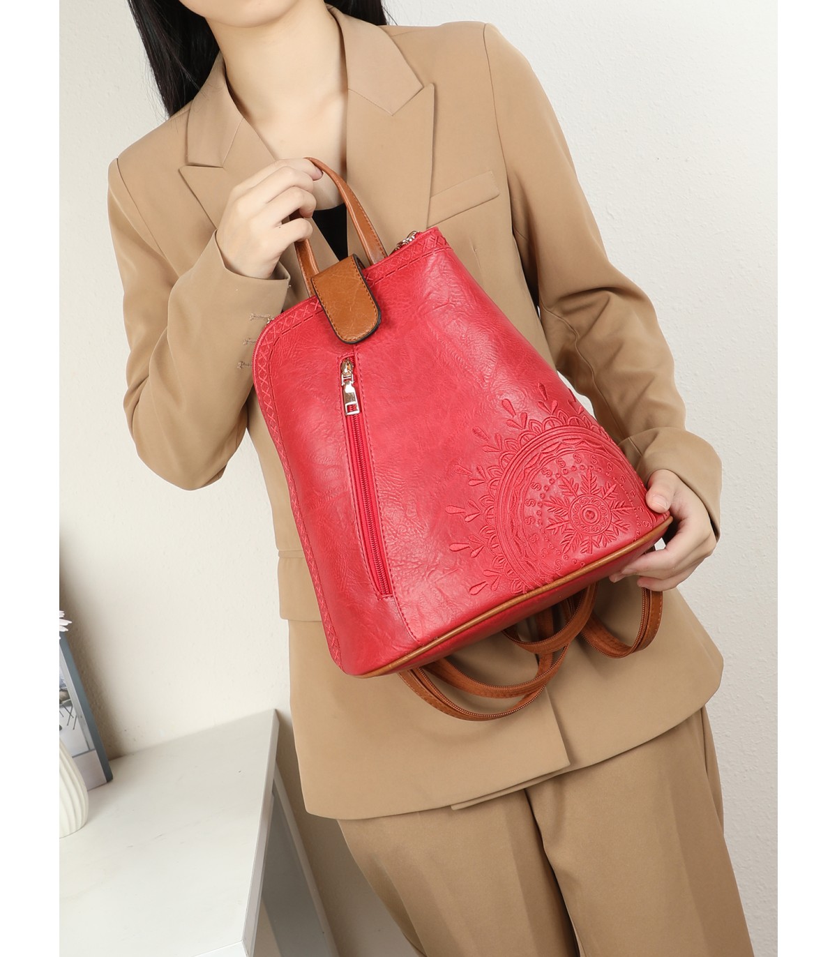 T11150 - Mochila con mandala y cuerpo cónico con bolsillo frontal