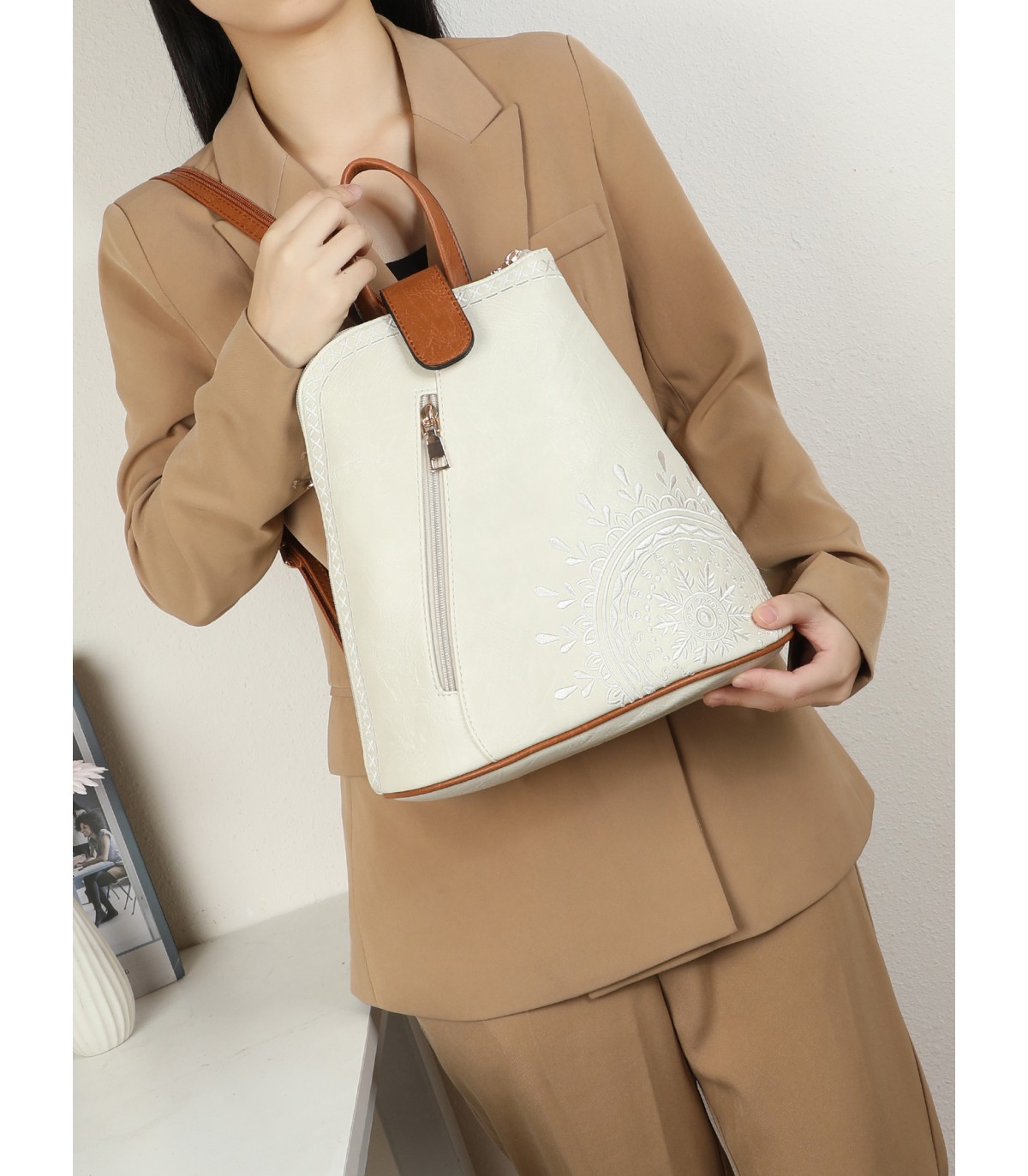 T11150 - Mochila con mandala y cuerpo cónico con bolsillo frontal