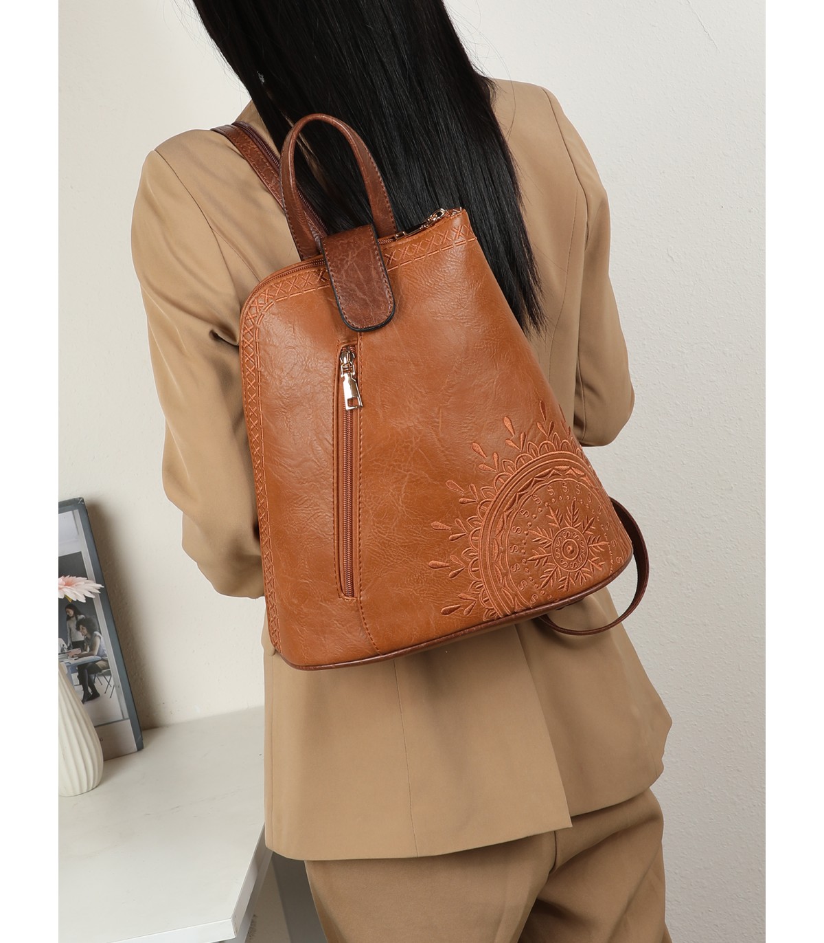 T11150 - Mochila con mandala y cuerpo cónico con bolsillo frontal