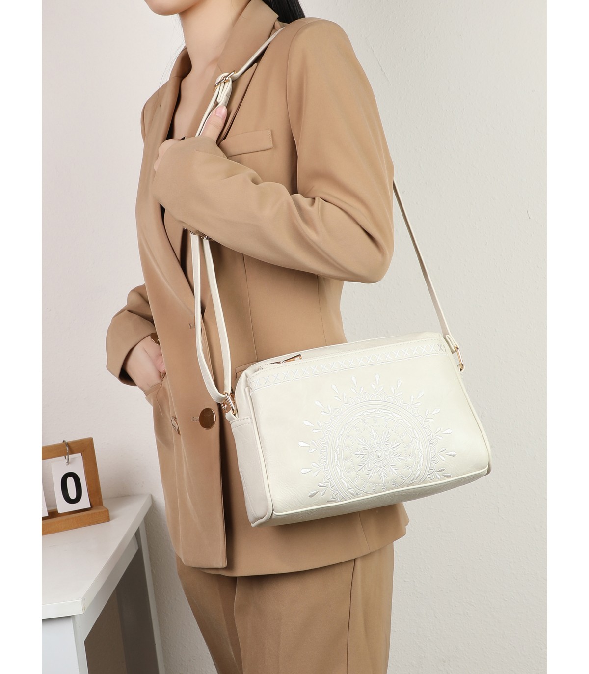 T11192 - Bolso bandolera de estilo rectangular y mandala bordado