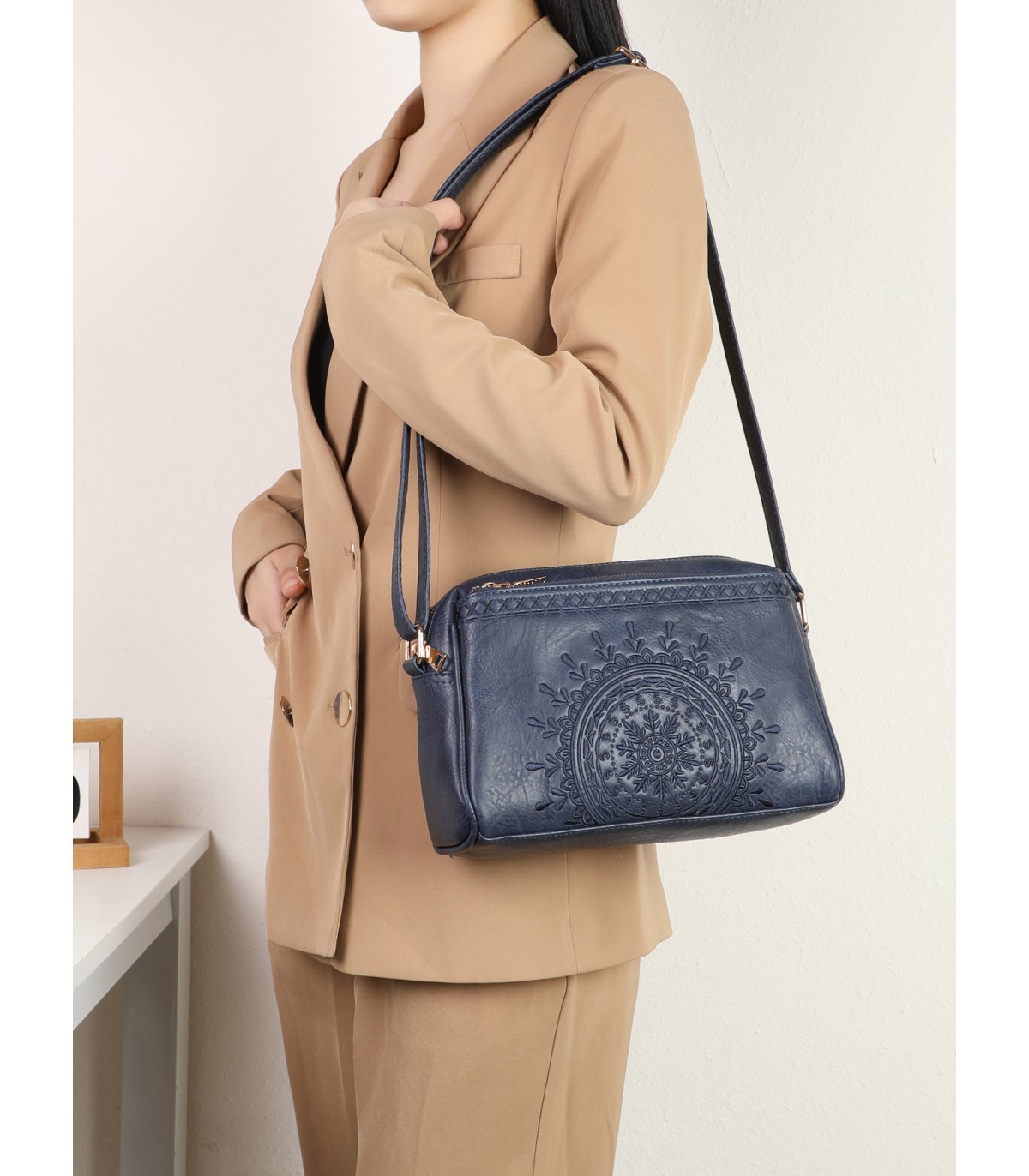 T11192 - Bolso bandolera de estilo rectangular y mandala bordado