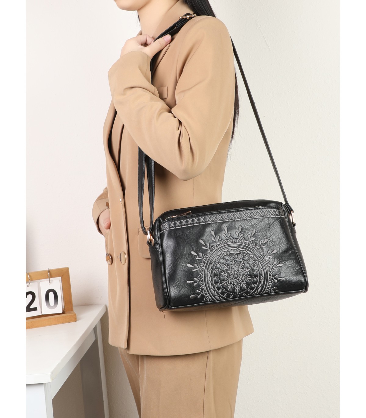 T11192 - Bolso bandolera de estilo rectangular y mandala bordado