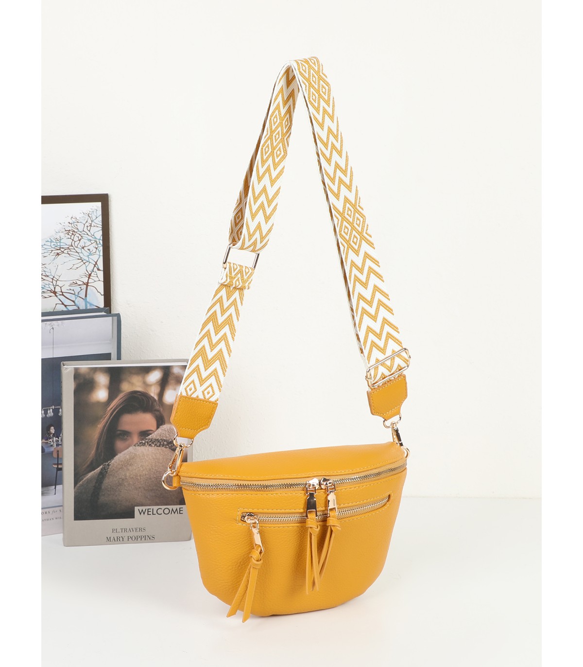 T11570 - Bolso estilo riñonera con borlas