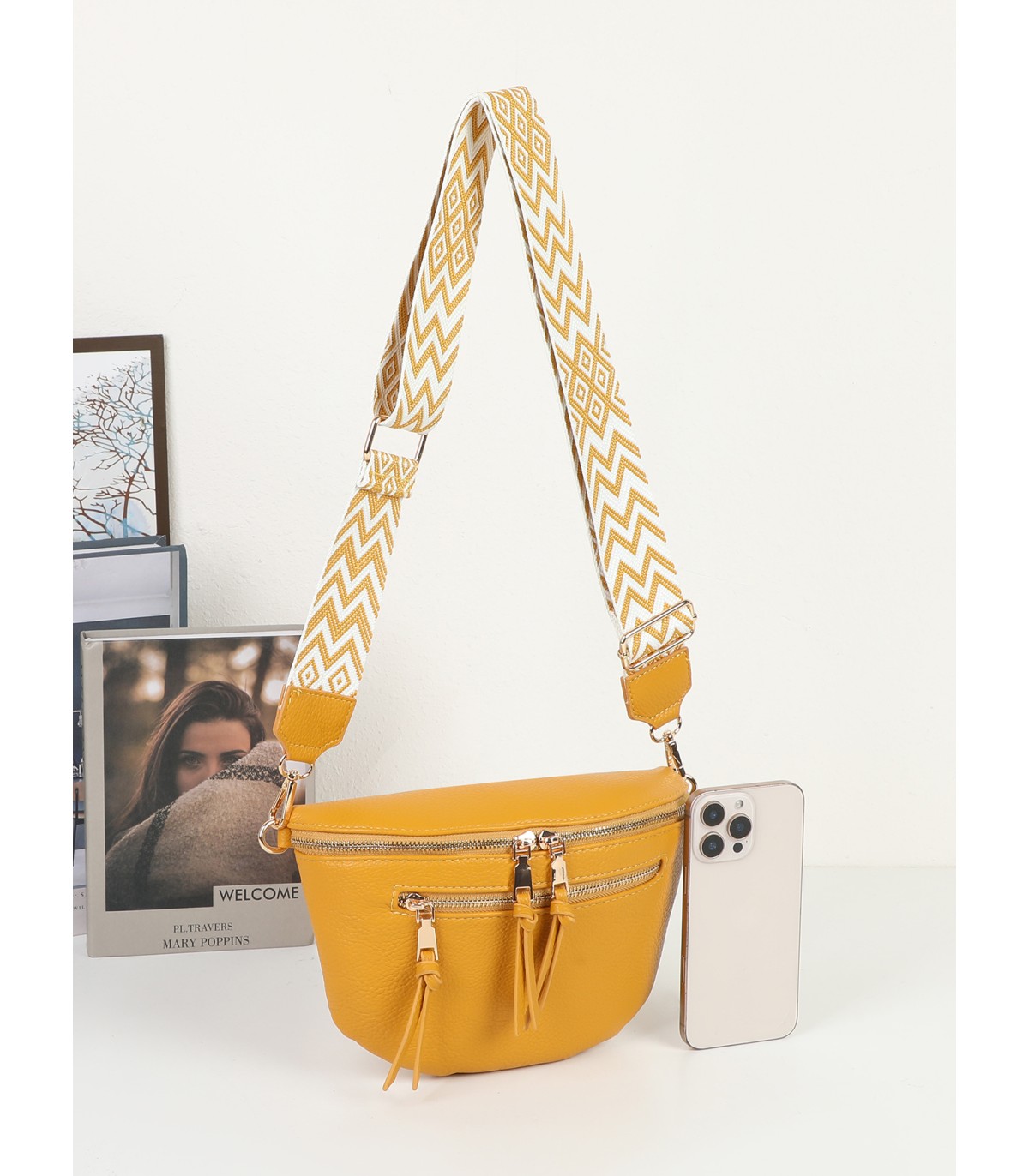 T11570 - Bolso estilo riñonera con borlas