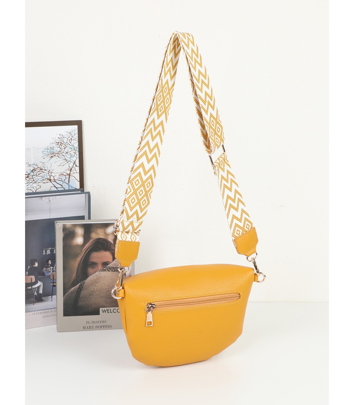 T11570 - Bolso estilo riñonera con borlas