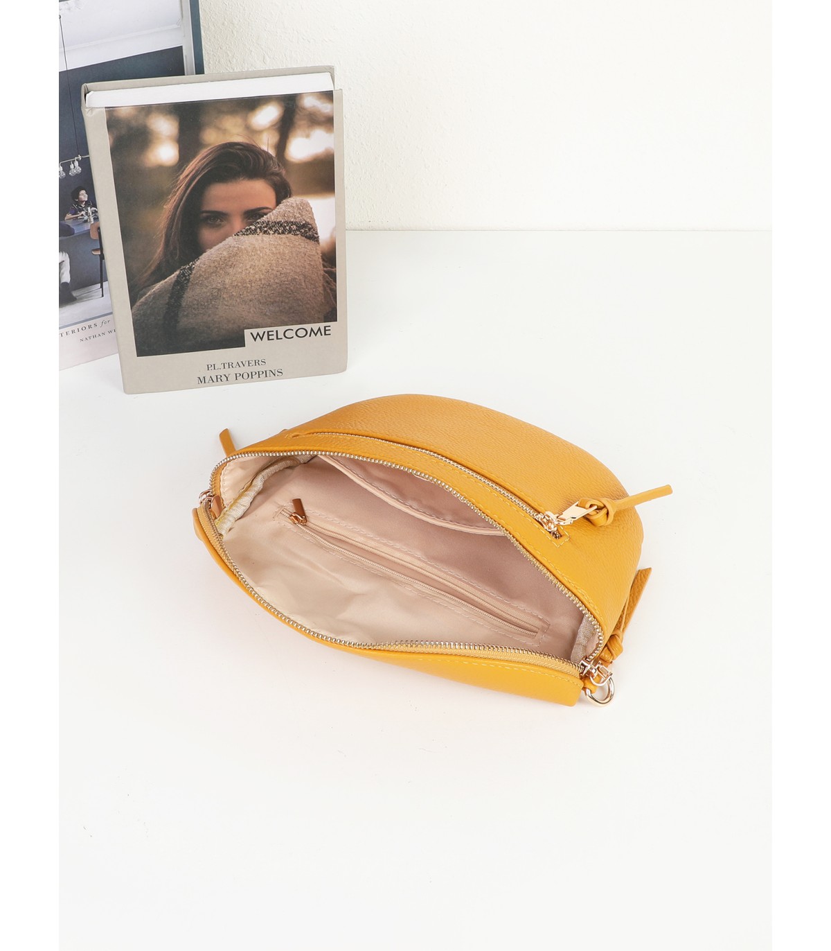 T11570 - Bolso estilo riñonera con borlas