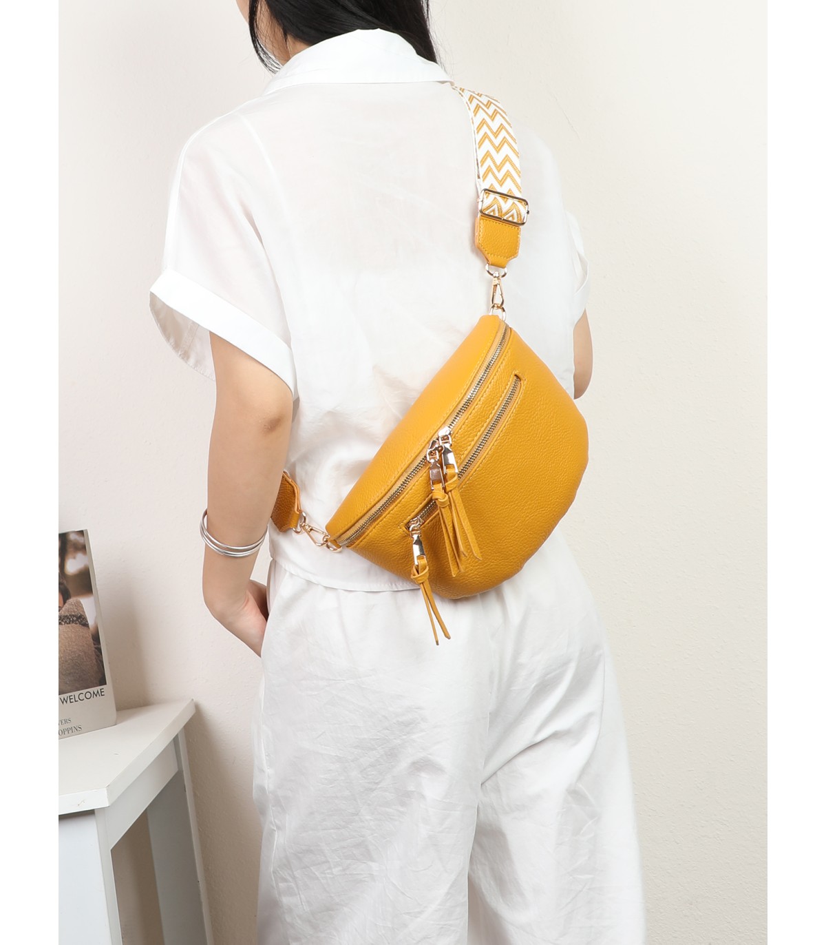 T11570 - Bolso estilo riñonera con borlas