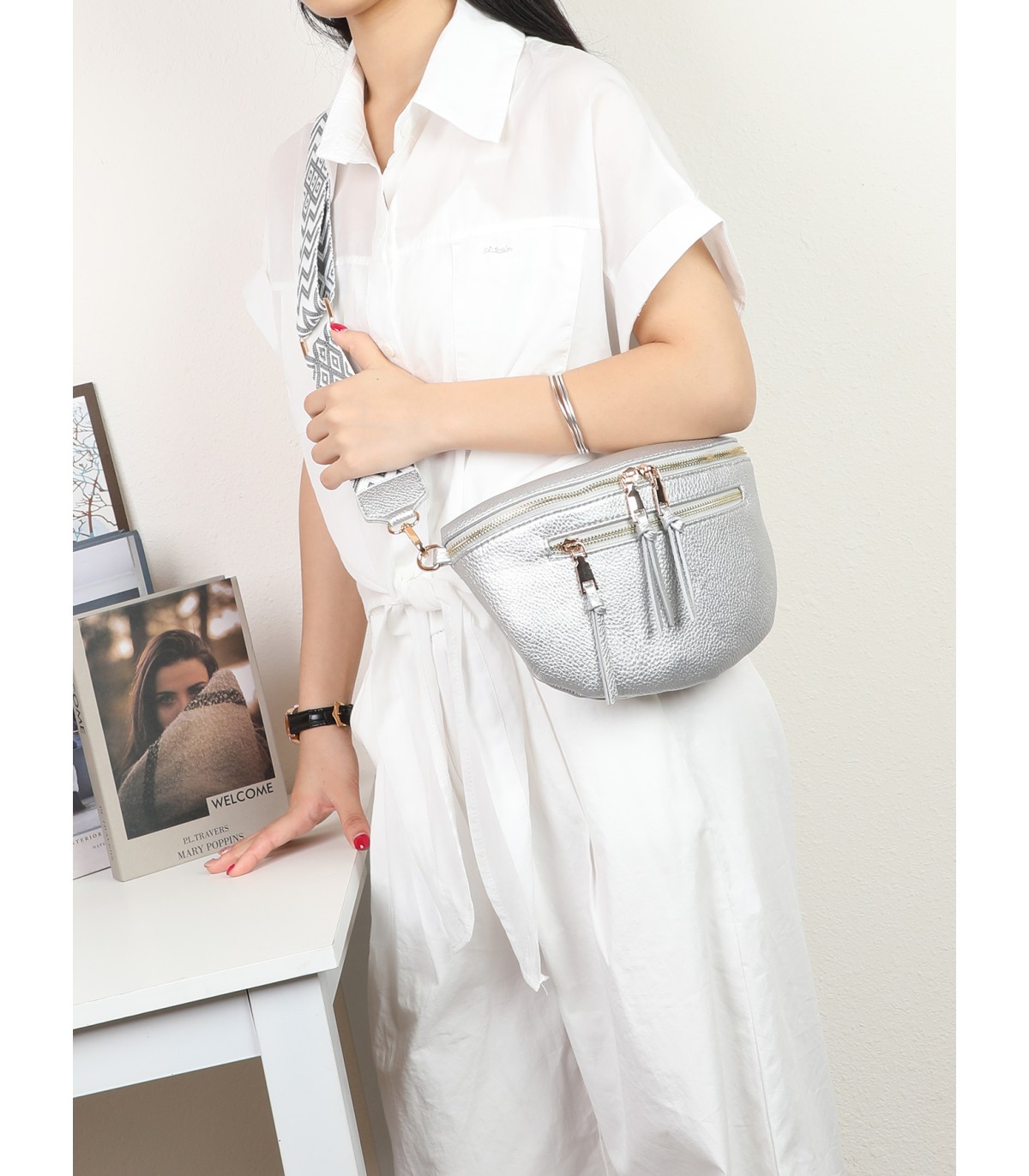 T11570 - Bolso estilo riñonera con borlas
