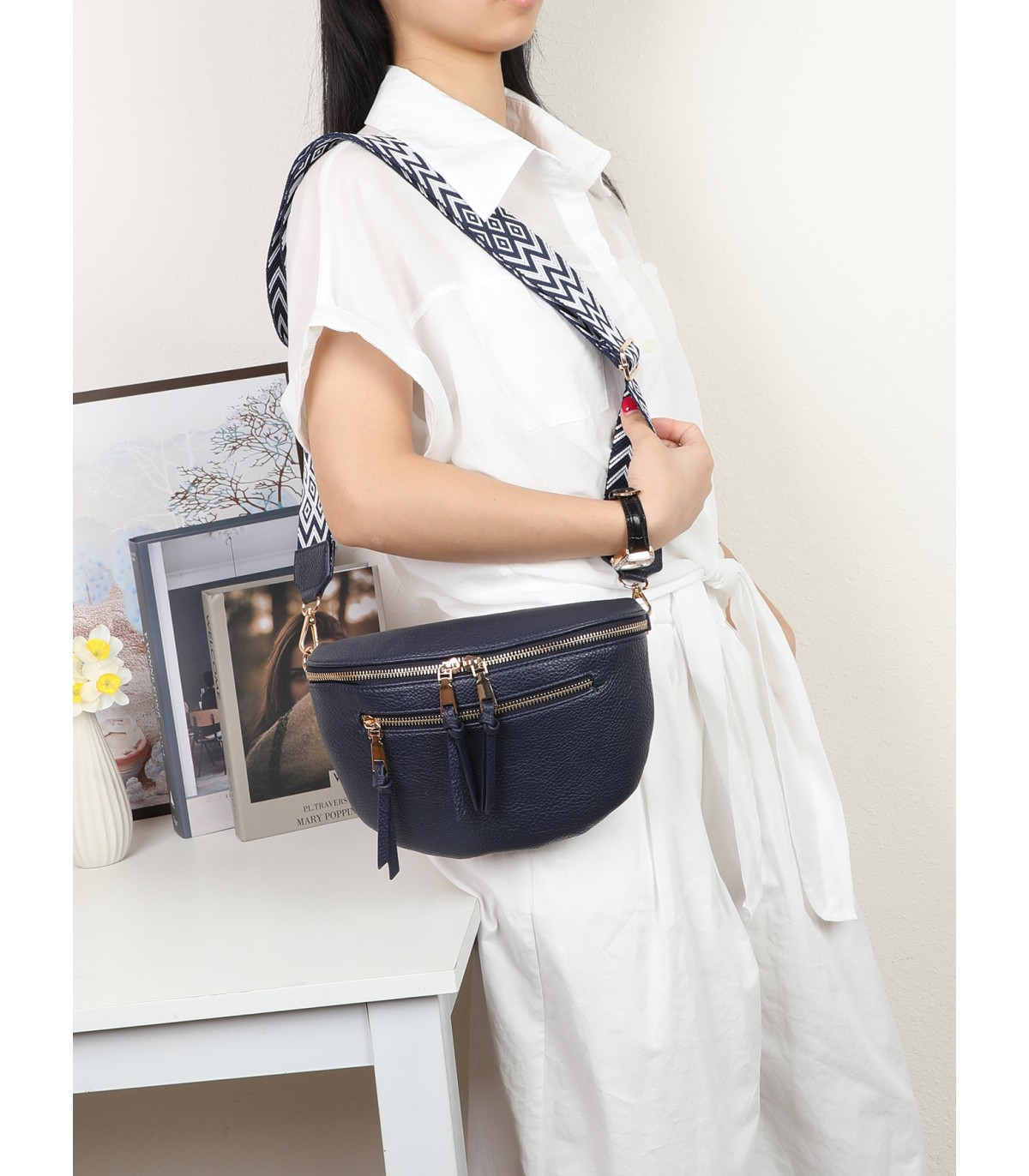 T11570 - Bolso estilo riñonera con borlas