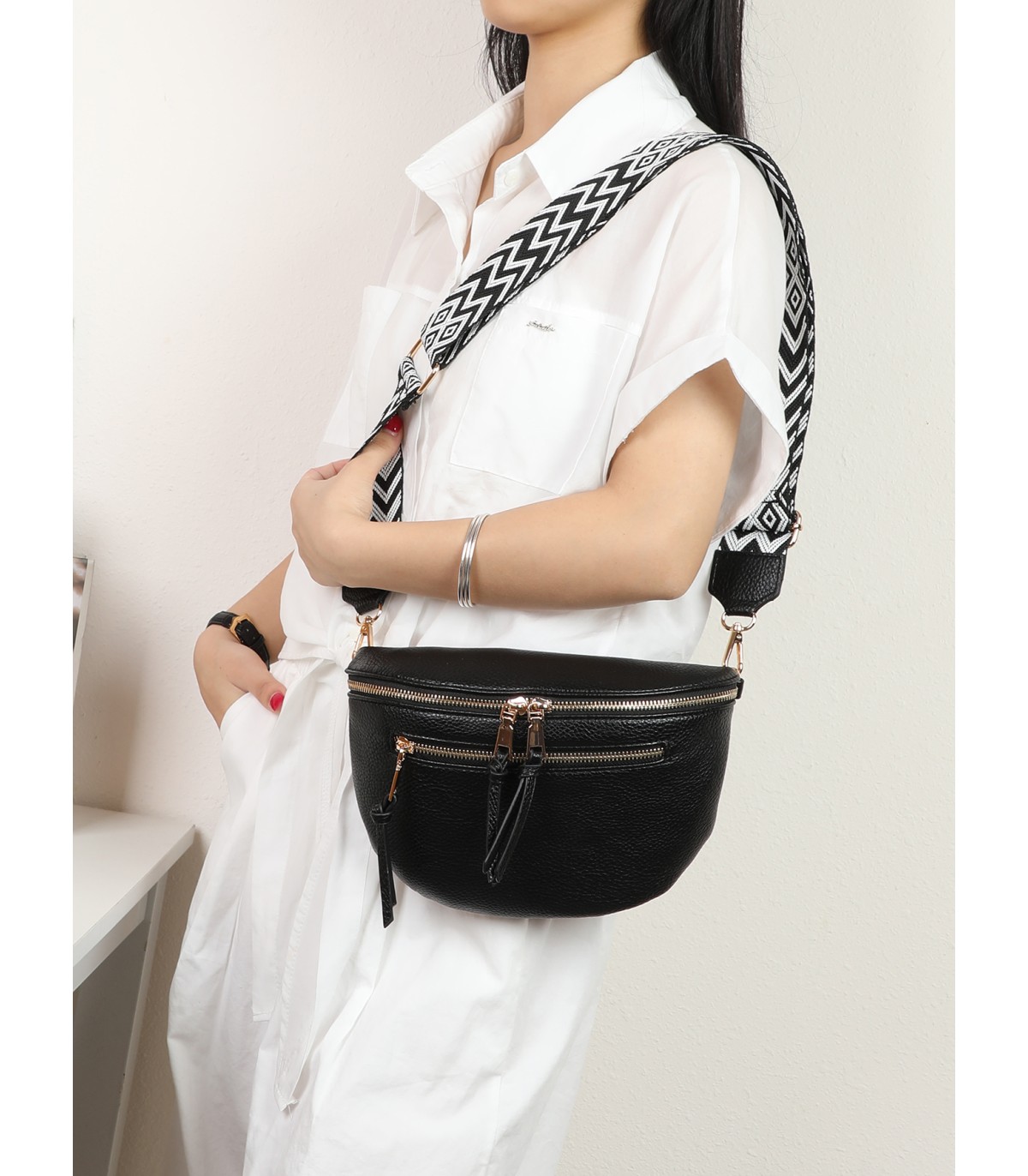 T11570 - Bolso estilo riñonera con borlas